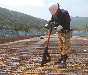 立ち姿勢のまま歩きながら結束作業が行える鉄筋結束機